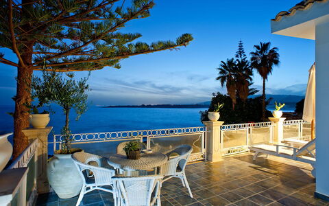 Villa Amena - Siracusa, Sicilia: Vand, Himmel, Ejendom, Plante, Blå, Badeby, Azure, Bord, Udendørs Møbler, Arecales