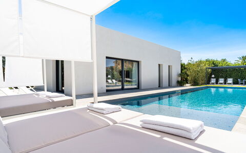 Villa Duetto - Siracusa, Sicilia: Vand, Svømmepøl, Indretning, Himmel, Skygge, Vindue, Bygning, Rektangel, Ejerlejlighed, Ejendom
