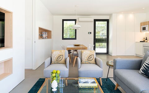 Villa Duetto - Siracusa, Sicilia: Bord, Billedramme, Møbel, Ejendom, Couch, Plante, Grøn, Azure, Stue, Vindue