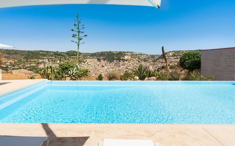 Casa Masseria - Scicli, Sicilia: Vand, Himmel, Plante, Ejendom, Daytime, Svømmepøl, Lys, Rektangel, Blå, Azure