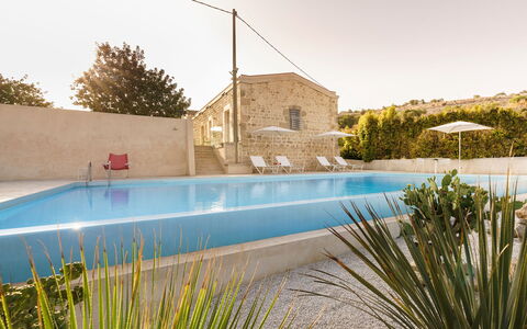 Casa Masseria - Scicli, Sicilia: Himmel, Plante, Vand, Ejendom, Bygning, Træ, Svømmepøl, Græs, Fritid, Naturlige Landskab