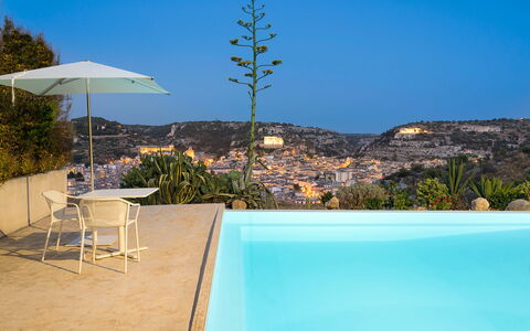Casa Masseria - Scicli, Sicilia: Himmel, Ejendom, Plante, Vand, Azure, Natur, Rektangel, Bord, Svømmepøl, Skygge
