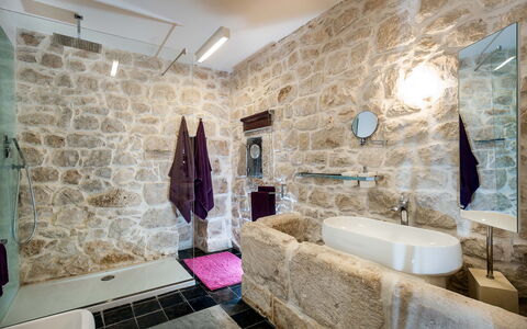 Casa Masseria - Scicli, Sicilia: Spejl, Tap, Sanitærarmatur, Ejendom, Badekar, Bygning, Purple, Badeværelse, Håndvask, Indretning
