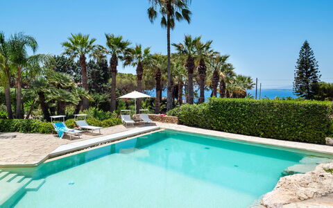 Villa Diamante - Siracusa, Sicilia: Vand, Plante, Ejendom, Svømmepøl, Himmel, Azure, Træ, Bygning, Arecales, Fritid