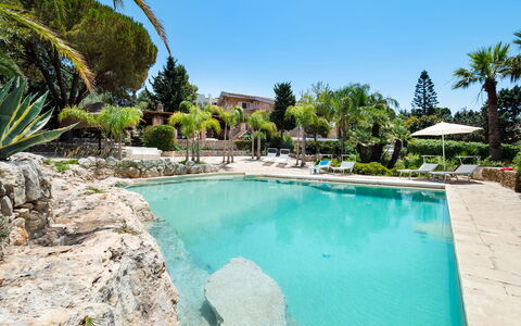 Villa Diamante - Siracusa, Sicilia: Vand, Plante, Himmel, Ejendom, Træ, Azure, Svømmepøl, Bygning, Arecales, Stol