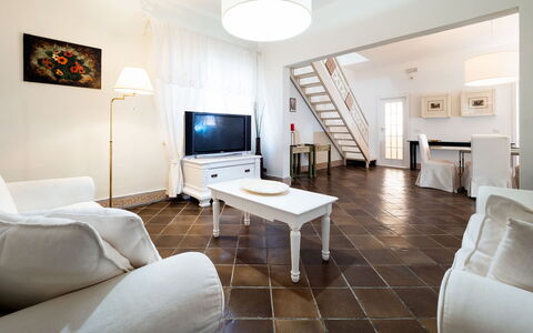 Villa Diamante - Siracusa, Sicilia: Møbel, Bord, Ejendom, Couch, Television, Komfort, Bygning, Indretning, Stue, Gulvbelægning