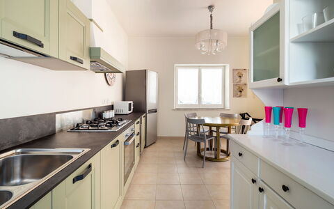 Villa Diamante - Siracusa, Sicilia: Køkkenvask, Cabinetry, Håndvask, Vindue, Countertop, Træ, Køkken, Tap, Indretning, Komfur