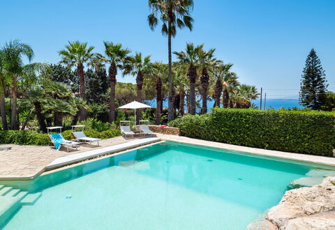 Villa Diamante - Siracusa, Sicilia: Vand, Plante, Ejendom, Svømmepøl, Himmel, Azure, Træ, Bygning, Arecales, Fritid