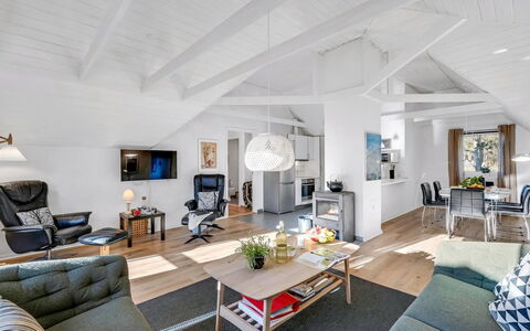 Malti - 1.3Km from the Sea: Møbel, Indretning, Gulvbelægning, Couch, Loft, Træ, Etage, Stue, Stol, Værelse
