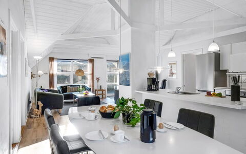 Malti - 1.3Km from the Sea: Loft, Møbel, Indretning, Gulvbelægning, Stol, Etage, Hjem, Køkken & Spisebord, Lysarmatur, Stue