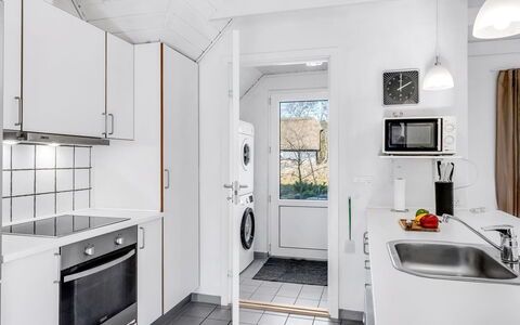 Malti - 1.3Km from the Sea: Køkken, Gulvbelægning, Større Bandage, Loft, Indretning, Countertop, Etage, Køkken Apparat, Hjem, Lejlighed