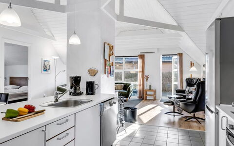 Malti - 1.3Km from the Sea: Køkken, Gulvbelægning, Loft, Indretning, Møbel, Etage, Stol, Lejlighed, Countertop, Hjem