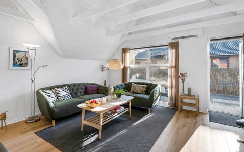Malti - 1.3Km from the Sea: Møbel, Indretning, Gulvbelægning, Etage, Couch, Træ, Trægulve, Loft, Stue, Værelse