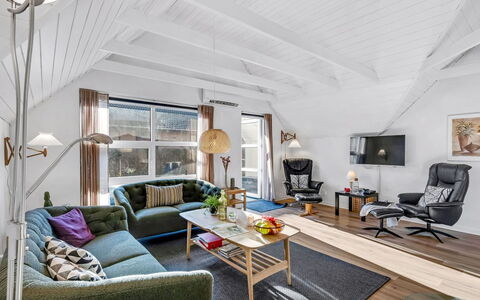 Malti - 1.3Km from the Sea: Møbel, Indretning, Couch, Gulvbelægning, Træ, Loft, Stue, Etage, Trægulve, Værelse