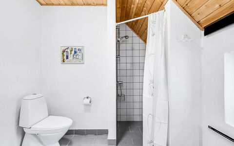 Malti - 1.3Km from the Sea: Gulvbelægning, Etage, Væg, Sanitærarmatur, Træ, Loft, Indretning, Toilet, Toiletbræt, Badeværelse