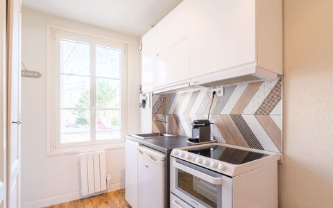 Villa Béatrice: Cabinetry, Ejendom, Bygning, Countertop, Køkken Apparat, Træ, Køkken, Husholdningsapparat, Indretning