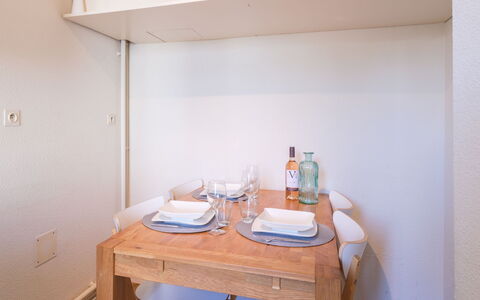 Villa Béatrice: Møbel, Bord, Bygning, Træ, Bordservice, Indretning, Gulvbelægning, Etage, Tallerkner, Hårdttræ