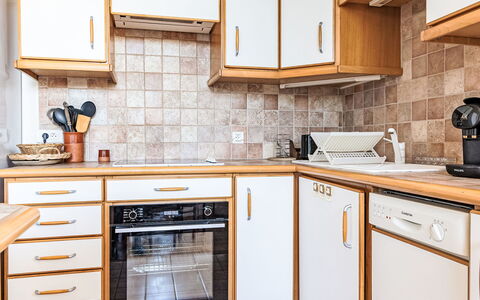 Saint-Jean-De-Luz 477: Køkken, Køkken Apparat, Countertop, Træ, Cabinetry, Større Bandage, Gulvbelægning, Indretning, Etage, Skuffe