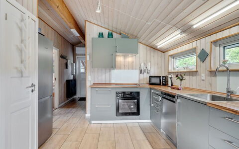 Alois - 31Km from the Sea: Træ, Større Bandage, Køkken, Gulvbelægning, Loft, Countertop, Køkken Apparat, Indretning, Etage, Hjem