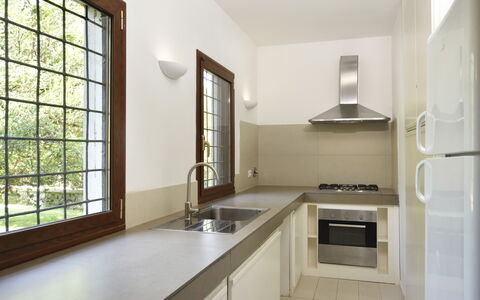 Torre Delle Cornacchie: Cabinetry, Countertop, Køkkenvask, Ejendom, Håndvask, Tap, Vindue, Indretning, Komfur, Køkken