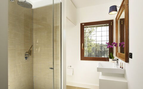 Torre Delle Cornacchie: Ejendom, Sanitærarmatur, Bygning, Badeværelse, Plante, Vindue, Indretning, Træ, Arkitektur