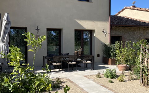 Nocellara Spereto Apartment With Pool, Montaione: Plante, Bygning, Ejendom, Vindue, Himmel, Hus, Land Lot, Skygge, Vejbelægning, Kvarter