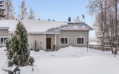 Ruska: Møbel, Indretning, Gulvbelægning, Etage, Bord, Loft, Køkken & Spisebord, Belysning, Stol, Hjem