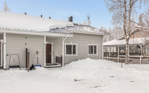 Ruska: Møbel, Indretning, Gulvbelægning, Etage, Bord, Loft, Køkken & Spisebord, Belysning, Stol, Hjem