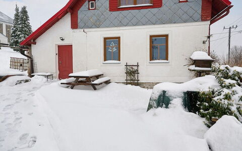 Jizerky Paws & Sauna: Himmel, Sne, Ejendom, Bygning, Vindue, Hældning, Hus, Træ, Sommerhus, Boligområde