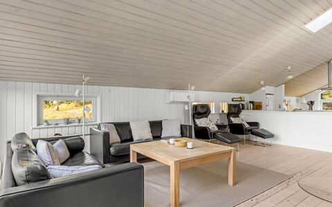 Emila - 2.2Km from the Sea: Gulvbelægning, Træ, Indretning, Loft, Etage, Trægulve, Møbel, Hjem, Værelse, Stue