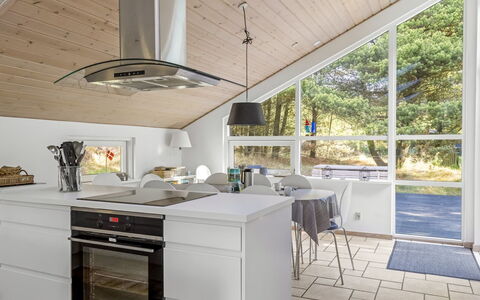 Emila - 2.2Km from the Sea: Køkken, Gulvbelægning, Countertop, Køkken Apparat, Indretning, Træ, Loft, Større Bandage, Cabinetry, Møbel