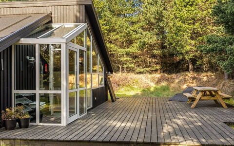Emila - 2.2Km from the Sea: Træ, Sommerhus, Trappe, Veranda, Garden Bygninger, Hårdttræ, Sidespor, Dæk, Skygge, Planke