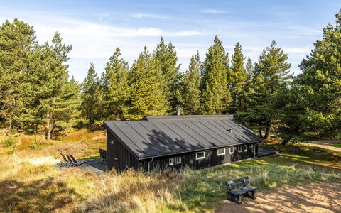 Emila - 2.2Km from the Sea: Tag, Hus, Hjem, Sommerhus, Dør, Sidespor, Dæk, Veranda, Planke, Hårdttræ