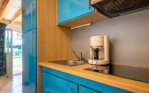 Erdeven 101: Køkken, Countertop, Indretning, Gulvbelægning, Større Bandage, Cabinetry, Køkken Apparat, Etage, Køkkenvask, Værelse