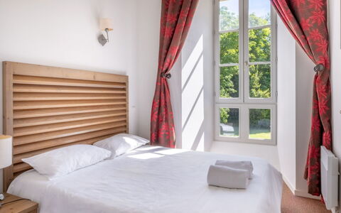 Erdeven 101: Møbel, Træ, Indretning, Seng, Soveværelse, Pude, Bed Frame, Sengetøj, Værelse, Vinduet Dækker