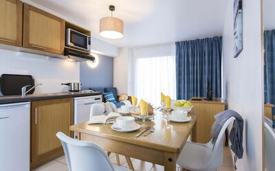 Trégastel 201: Ejendom, Møbel, Cabinetry, Bord, Azure, Stol, Indretning, Træ, Etage, Køkkenvask