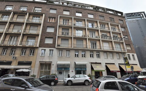 Pirelli Central Station Apartment: Bil, Bygning, Køretøj, Himmel, Hjul, Vindue, Infrastruktur