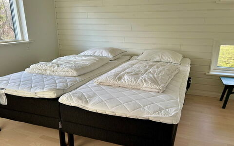 Majvor - 200M from the Sea: Soveværelse, Seng, Sengetøj, Etage, Bed Frame, Sengetøj, Sengetøj, Madras, Hårdttræ, Bejdse