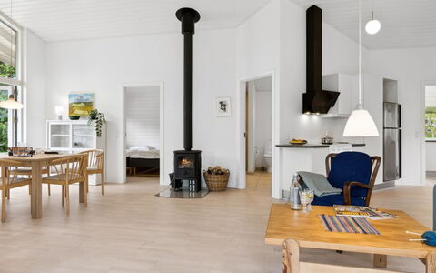Majvor - 200M from the Sea: Gulvbelægning, Etage, Indretning, Træ, Trægulve, Loft, Møbel, Stue, Laminat Gulv, Værelse