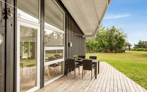Majvor - 200M from the Sea: Træ, Hjem, Veranda, Dæk, Hårdttræ, Tag, Bejdse, Trægulve, Eco Hotel