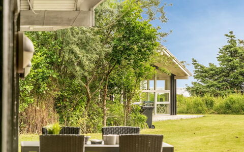 Majvor - 200M from the Sea: Træ, Hjem, Veranda, Dæk, Hårdttræ, Tag, Bejdse, Trægulve, Eco Hotel