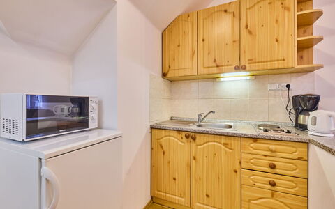 Janské Lázně 20: Cabinetry, Ejendom, Countertop, Bygning, Håndvask, Træ, Køkken, Belysning, Køkkenvask, Indretning