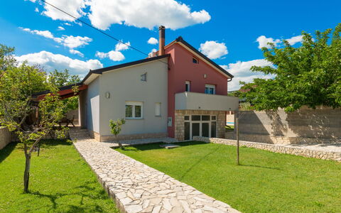 Lucija: Boligområde, Hus, Hjem, Menneskelig Bosættelse, Have, Estate, Lawn, Landscaping, Gård, Forstad