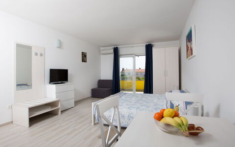 Opatija 115: Bord, Møbel, Couch, Indretning, Træ, Orange, Billedramme, Gulvbelægning, Stue
