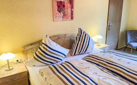 Schmidt (App. 3): Møbel, Bygning, Komfort, Træ, Textile, Indretning, Bed Frame, Etage, Seng, Hus