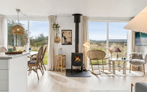Zina - 600M from the Sea: Møbel, Gulvbelægning, Stol, Trægulve, Stue, Naturmateriale, Stueplante, Blomsterkrukke, Hårdttræ, Køkken & Spisebord