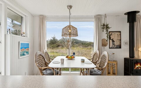 Zina - 600M from the Sea: Indretning, Gulvbelægning, Loft, Møbel, Etage, Countertop, Lysarmatur, Værelse, Naturmateriale, Spisestue