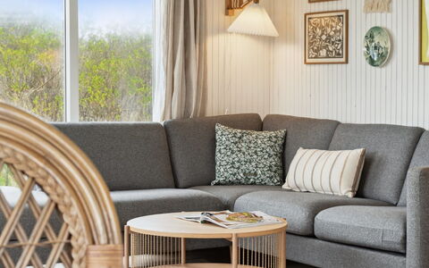 Zina - 600M from the Sea: Møbel, Stue, Naturmateriale, Bejdse, Hårdttræ, Stol, Wicker, Stueplante, Kaffebord