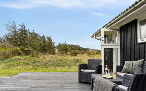 Zina - 600M from the Sea: Træ, Veranda, Hjem, Dør, Hårdttræ, Planke, Dæk, Sommerhus, Trægulve, Sidespor