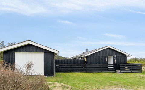 Zina - 600M from the Sea: Træ, Arkitektur, Tag, Hjem, Hus, Land Lot, Sommerhus, Sidespor, Landdistrikt, Dør